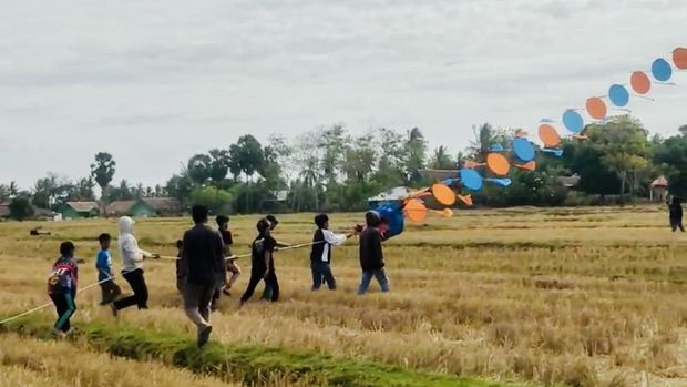 Layangan sepanjang 115 meter di Bone, Sulsel.