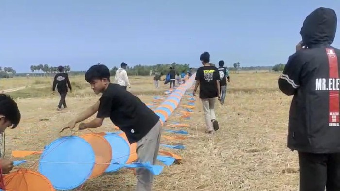 Layangan sepanjang 115 meter di Bone, Sulsel.