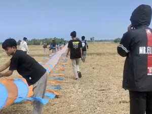 Warga Bone Bikin Layangan Sepanjang 115 Meter, Butuh 36 Orang Agar Terbang