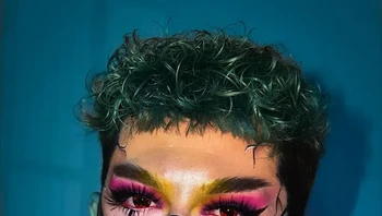 Banyak desainnya terinspirasi dari genre horor, dan ia sering menambahkan efek seperti luka, darah, dan tambahan lain yang menyerupai monster. Foto: Instagram @andymakeup.art via BrightSide