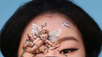 Berikutnya ada makeup artist Dain Yoon yang memanfaatkan wajahnya mengekspresikan dan menuangkan imajinasinya. Foto: Instagram @desaindain via BrightSide.