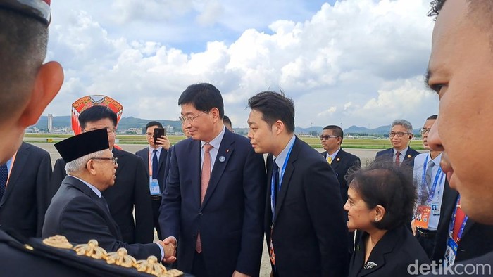 Maruf bersalaman dengan Wakil Ketua Kongres Raya Nasional Provinsi Guangxi, Mr. Zhou Jiabin (Lisye/detikcom).