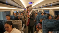 Para train attendant ini tampil modis menggunakan busana karya desainer Didiet Maulana.  