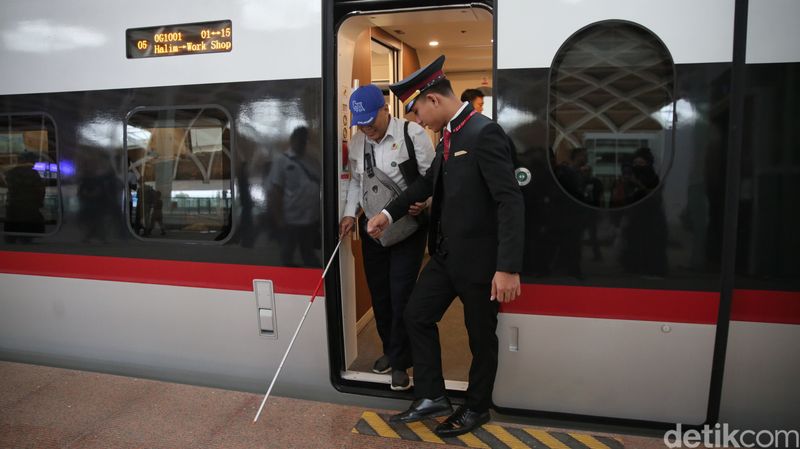 Train Attendant Amalia Fitriany dan Conductor Ade Irawan saat melayani penumpang Kereta Cepat Indonesia China di stasiun Halim, Jakarta, Minggu (17/9/2023). train attendant ini menggunakan busana karya desainer Didiet Maulana.