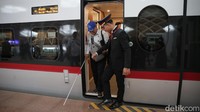 Selama masa uji coba terbatas KA Cepat dengan penumpang berlangsung, setiap harinya KCIC menyediakan 4 jadwal perjalanan pulang pergi (PP) sehingga total terdapat 8 perjalanan KA yang beroperasi setiap harinya dengan kuota terbatas yakni 500 tempat duduk untuk setiap perjalanan yang akan berlangsung selama masa ujicoba hingga 30 September 2023. 