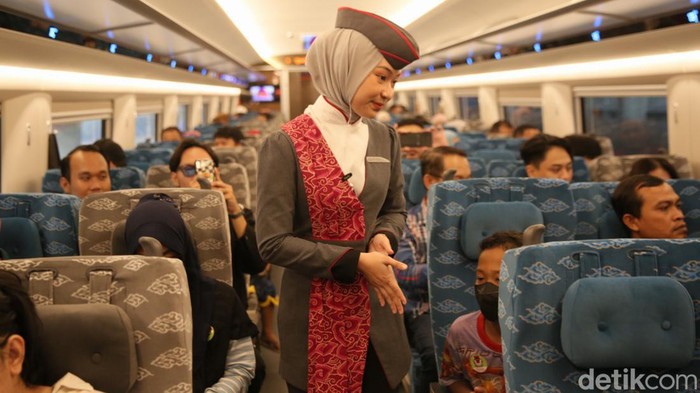 Train Attendant Amalia Fitriany dan Conductor Ade Irawan saat melayani penumpang Kereta Cepat Indonesia China di stasiun Halim, Jakarta, Minggu (17/9/2023). train attendant ini menggunakan busana karya desainer Didiet Maulana.