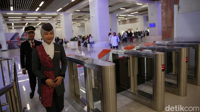 Melihat Kesigapan Pramugari Kereta Cepat Melayani Penumpang Train Attendant Amalia Fitriany dan Conductor Ade Irawan saat melayani penumpang Kereta Cepat Indonesia China di stasiun Halim, Jakarta, Minggu (17/9/2023). train attendant ini menggunakan busana karya desainer Didiet Maulana.