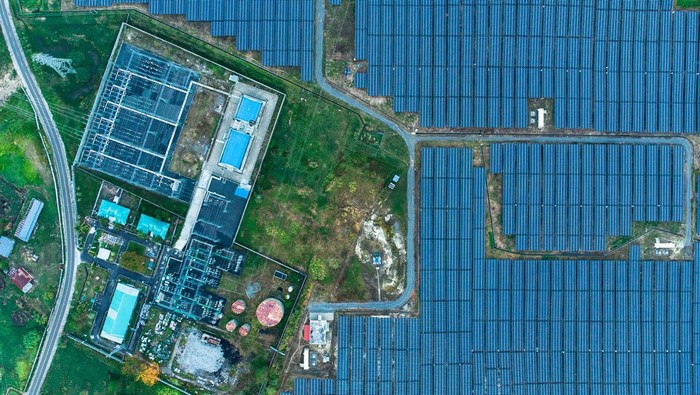 Foto udara Pembangkit Listrik Tenaga Surya (PLTS) Likupang di desa Wineru, Likupang, Minahasa Utara, Sulawesi Utara, Sabtu (16/9/2023). PLTS berkapasitas 21MW (Mega Watt) tersebut menyuplai listrik untuk wilayah Sulut, Gorontalo dan Sulteng, serta menjadi pembangkit listrik ramah lingkungan yang selaras dengan konsep pengembangan Kawasan Ekonomi Khusus (KEK) Likupang yang berbasis konservasi alam. ANTARA FOTO/Adwit B Pramono/YU