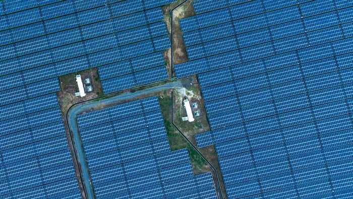 Melihat Ladang Panel Surya Terbesar di Indonesia, PLTS Likupang Foto udara Pembangkit Listrik Tenaga Surya (PLTS) Likupang di desa Wineru, Likupang, Minahasa Utara, Sulawesi Utara, Sabtu (16/9/2023). PLTS berkapasitas 21MW (Mega Watt) tersebut menyuplai listrik untuk wilayah Sulut, Gorontalo dan Sulteng, serta menjadi pembangkit listrik ramah lingkungan yang selaras dengan konsep pengembangan Kawasan Ekonomi Khusus (KEK) Likupang yang berbasis konservasi alam. ANTARA FOTO/Adwit B Pramono/YU