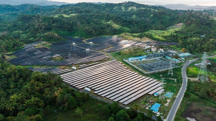 Foto udara Pembangkit Listrik Tenaga Surya (PLTS) Likupang di desa Wineru, Likupang, Minahasa Utara, Sulawesi Utara, Sabtu (16/9/2023). PLTS berkapasitas 21MW (Mega Watt) tersebut menyuplai listrik untuk wilayah Sulut, Gorontalo dan Sulteng, serta menjadi pembangkit listrik ramah lingkungan yang selaras dengan konsep pengembangan Kawasan Ekonomi Khusus (KEK) Likupang yang berbasis konservasi alam. ANTARA FOTO/Adwit B Pramono/YU