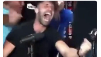 Fans MU berteriak jika Onana berhasil menyelamatkan tendangan, saking langkanya. Foto: Twitter