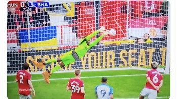 Kalau De Gea, sepertinya dia akan bisa menyelamatkan tendangan lawan ini. Foto: Twitter