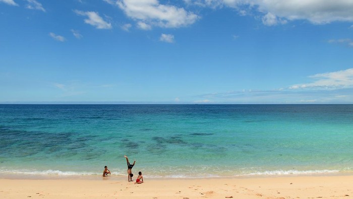 Menikmati Indahnya Lanskap Pantai Paal Likupang Foto udara suasana pesisir pantai Paal di Kawasan Ekonomi Khusus (KEK) Likupang, Minahasa Utara, Sulawesi Utara, Sabtu (16/9/2023). Pantai Paal merupakan salah satu obyek wisata alam pantai pasir putih yang menjadi daya tarik utama wisatawan saat mengunjungi KEK Likupang. ANTARA FOTO/Adwit B Pramono/foc.