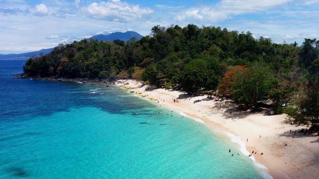 Foto udara suasana pesisir pantai Paal di Kawasan Ekonomi Khusus (KEK) Likupang, Minahasa Utara, Sulawesi Utara, Sabtu (16/9/2023). Pantai Paal merupakan salah satu obyek wisata alam pantai pasir putih yang menjadi daya tarik utama wisatawan saat mengunjungi KEK Likupang. ANTARA FOTO/Adwit B Pramono/foc.