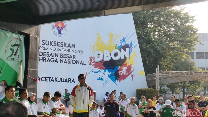 Menko Polhukam Mahfud Md membuka acara jalan sehat KAHMI di kantor Kemenpora RI, Minggu (17/9/2023). (Dwi R/detikcom)