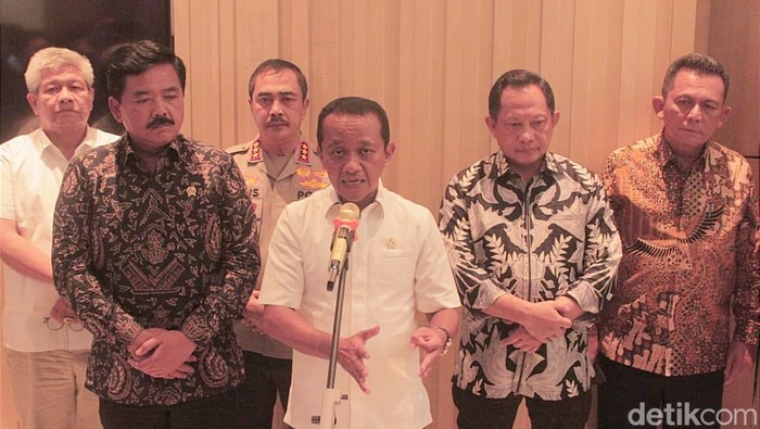Menteri Investasi/Kepala BKPM Bahlil Lahadalia bersama sejumlah menteri dan Forkompinda menyampaikan keterangan usai rapat Pengembangan Pulau Rempang. (Alamudin Hamapu/detikSumut)