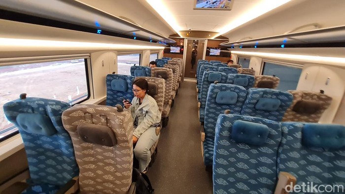 Mewah! Begini Penampakan Interior Kereta Cepat Warga beranda dalam kabin Kereta Cepat Indonesia China di Stasiun Halim, Jakarta, Minggu (17/9/2023).Β Kereta Cepat Jakarta-Bandung menyediakan tiga kelas penumpang dalam pengoperasiannya.