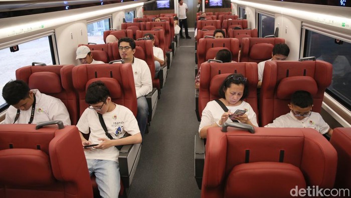 Warga beranda dalam kabin Kereta Cepat Indonesia China di Stasiun Halim, Jakarta, Minggu (17/9/2023). Kereta Cepat Jakarta-Bandung menyediakan tiga kelas penumpang dalam pengoperasiannya.
