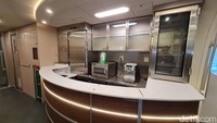 Lalu ada juga mini bar di tengah-tengah rangkaian untuk penumpang membeli makanan ringan maupun minuman. 