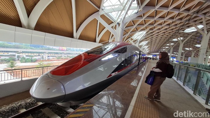 Warga beranda dalam kabin Kereta Cepat Indonesia China di Stasiun Halim, Jakarta, Minggu (17/9/2023). Kereta Cepat Jakarta-Bandung menyediakan tiga kelas penumpang dalam pengoperasiannya.