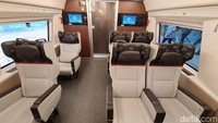 Perbedaan desain interior di tiap kelas tampak terlihat, terutama di layanan First Class. Kursi pada kelas utama ini tidak menyatu seperti kursi di layanan lainnya. Kursi ini dilapisi dengan warna dominan putih, dan sedikit abu-abu di beberapa sisi. First Class memiliki 18 tempat duduk berwarna abu-abu dengan susunan 2-1, berbahan kursi faux leather, berbordir batik mega mendung.  