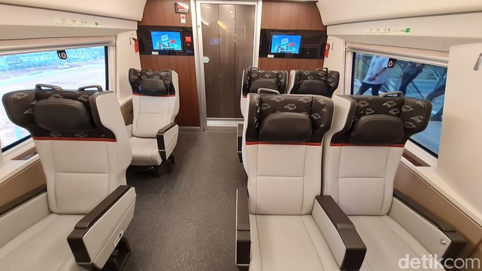 Warga beranda dalam kabin Kereta Cepat Indonesia China di Stasiun Halim, Jakarta, Minggu (17/9/2023). Kereta Cepat Jakarta-Bandung menyediakan tiga kelas penumpang dalam pengoperasiannya.