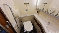 Bagian dalam toilet yang nampak mewah dan bersih. 