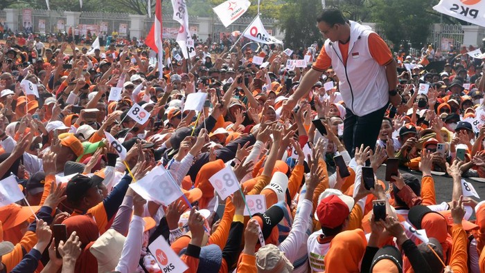 Bakal calon Presiden Anies Baswedan bersalaman dengan simpatisan PKS saat senam bareng rakyat di lapangan panahan, Stadion Pakansari, Cibinong, Kabupaten Bogor, Jawa Barat, Minggu (17/9/2023). Kegiatan senam bareng rakyat yang dihadiri bakal calon presiden dan bakal calon wakil presiden dari Koalisi Perubahan tersebut sekaligus meresmikan posko pemenangan milenial di DPD PKS Kabupaten Bogor. ANTARA FOTO/Arif Firmansyah/YU