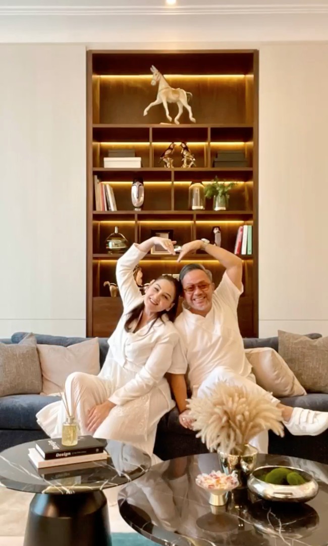 Rumah tangga Mona Ratuliu dan Indra Brasco sendiri selama ini memang jauh dari kabar miring. Selalu harmonis, keduanya juga terlihat kompak bersama. Foto: Instagram/@monaratuliu