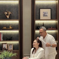 Bak pengantin, Mona juga tampak mengenakan veil di kepalanya. Ibu lima anak itu terlihat cantik dan menawan di momen perayaan anniversary pernikahannya. Foto: Instagram/@monaratuliu