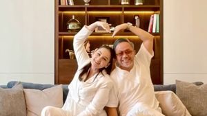 7 Foto Anniversary Pernikahan Mona Ratuliu, Pose Bareng Mantan Ganteng