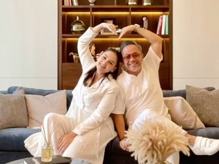 7 Foto Anniversary Pernikahan Mona Ratuliu, Pose Bareng Mantan Ganteng