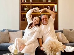 7 Foto Anniversary Pernikahan Mona Ratuliu, Pose Bareng Mantan Ganteng