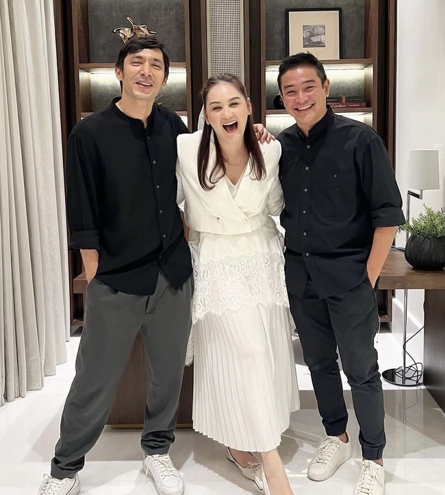 Di perayaan anniversary pernikahannya, Mona rupanya juga mengundang kedua pria yang disebutnya sebagai mantannya yang ganteng, Abimana Aryasatya dan Irgi Achmad Fahrezi. Namun bukan mantan pacar dalam dunia nyata, rupanya kedua pria tersebut ialah mantan pacar Mona di sinetron berjudul Lupus Milenia. Foto: Instagram/@monaratuliu