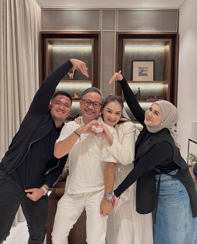 Keponakan Mona, Kesha Ratuliu bersama suaminya juga terlihat hadir di perayaan anniversary pernikahan tantenya tersebut. Keempatnya terlihat berpose bersama. Foto: Instagram/@kesharatuliu05