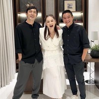 Di perayaan anniversary pernikahannya, Mona rupanya juga mengundang kedua pria yang disebutnya sebagai mantannya yang ganteng, Abimana Aryasatya dan Irgi Achmad Fahrezi. Namun bukan mantan pacar dalam dunia nyata, rupanya kedua pria tersebut ialah mantan pacar Mona di sinetron berjudul Lupus Milenia. Foto: Instagram/@monaratuliu