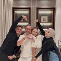 Keponakan Mona, Kesha Ratuliu bersama suaminya juga terlihat hadir di perayaan anniversary pernikahan tantenya tersebut. Keempatnya terlihat berpose bersama. Foto: Instagram/@kesharatuliu05