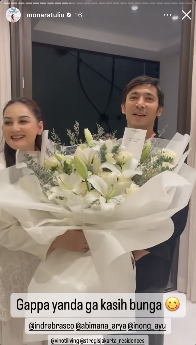 Abimana bahkan datang dengan membawa buket bunga berukuran besar. Buket bunga tersebut kemudian diberikannya kepada Mona dan juga Indra. Foto: Instagram/@monaratuliu