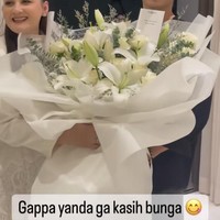 Abimana bahkan datang dengan membawa buket bunga berukuran besar. Buket bunga tersebut kemudian diberikannya kepada Mona dan juga Indra. Foto: Instagram/@monaratuliu