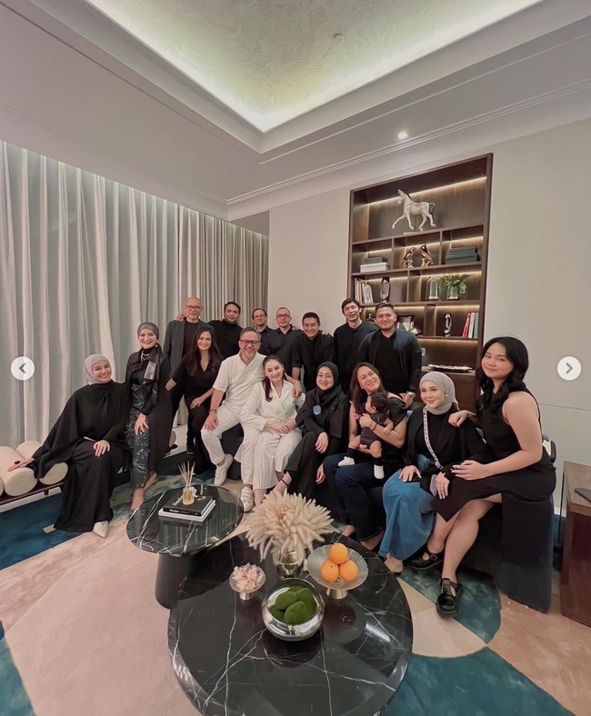 Para tamu undangan yang hadir terlihat kompak mengenakan pakaian serba hitam, sementara Mona dan Indra tampil serba putih. Ekspresi bahagia pun tampak jelas di wajah Mona dan Indra. Foto: Instagram/@kesharatuliu05