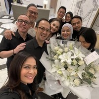 Mona Ratuliu dan Indra Brasco baru saja merayakan anniversary pernikahan mereka yang ke-21. Keduanya pun membuat perayaan dengan mengundang para sahabat dan keluarganya. Foto: Instagram/@ersamayori