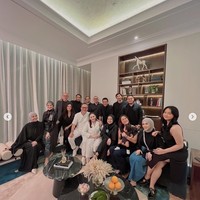 Para tamu undangan yang hadir terlihat kompak mengenakan pakaian serba hitam, sementara Mona dan Indra tampil serba putih. Ekspresi bahagia pun tampak jelas di wajah Mona dan Indra. Foto: Instagram/@kesharatuliu05