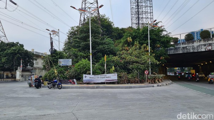 Mulus… Begini Akses Jalan Menuju Stasiun Kereta Cepat Halim Masyarakat Jakarta dan sekitarnya yang mau menggunakan kereta cepat bisa naik dari Stasiun Kereta Cepat Halim, Jakarta Timur. Untuk tiba di stasiun tersebut, penumpang bisa membawa kendaraan pribadi maupun menaiki kendaraan umum, Minggu (17/9/2023).