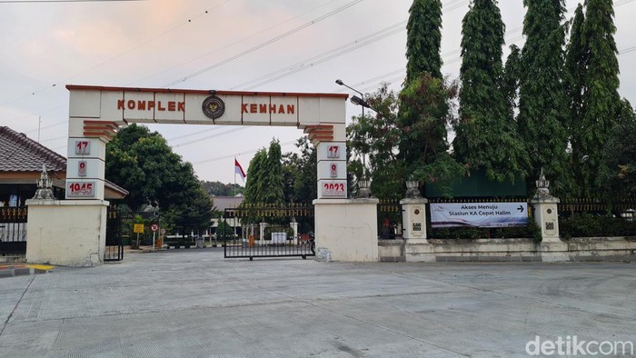 Mulus⦠Begini Akses Jalan Menuju Stasiun Kereta Cepat Halim Masyarakat Jakarta dan sekitarnya yang mau menggunakan kereta cepat bisa naik dari Stasiun Kereta Cepat Halim, Jakarta Timur. Untuk tiba di stasiun tersebut, penumpang bisa membawa kendaraan pribadi maupun menaiki kendaraan umum, Minggu (17/9/2023).