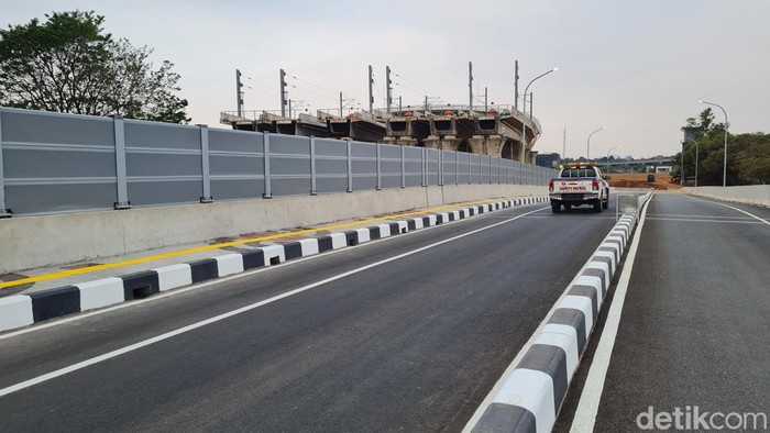 Mulus… Begini Akses Jalan Menuju Stasiun Kereta Cepat Halim Masyarakat Jakarta dan sekitarnya yang mau menggunakan kereta cepat bisa naik dari Stasiun Kereta Cepat Halim, Jakarta Timur. Untuk tiba di stasiun tersebut, penumpang bisa membawa kendaraan pribadi maupun menaiki kendaraan umum, Minggu (17/9/2023).