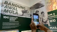 Beragam cerita sejarah ditampilkan di museum ini, dari mulai awal pembentukan Bandung, kehidupan sosial hingga politik dari masa ke masa. (Foto: Wisma Putra/detikJabar)
