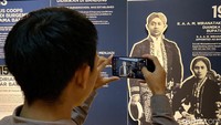 Pengunjung memotret cerita sejarah Bandung salah satunya cerita Bupati Bandung di era Wiranata Kusumah. (Foto: Wisma Putra/detikJabar)