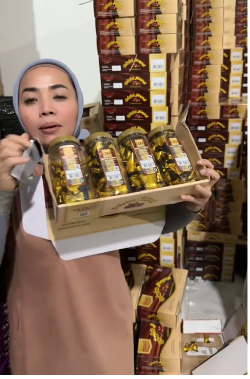 Toko online milik Muzdalifah tawarkan makanan murah ini laris manis.