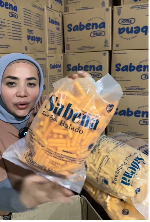 Toko online milik Muzdalifah tawarkan makanan murah ini laris manis.