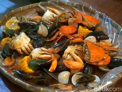 Nur Ahmad Salafudin (24) warga Kecamatan Petarukan, Pemalang, yang sukses kelola usaha 5 warung seafood di Pantura, Minggu (17/9/2023).